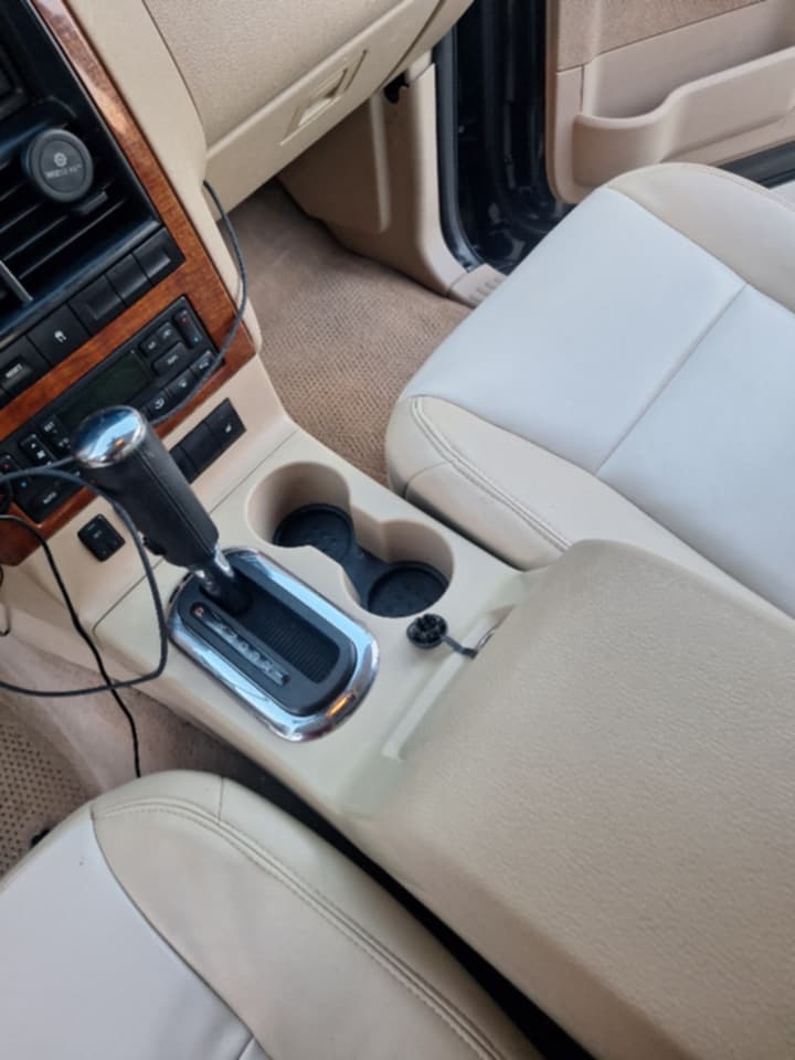 Consola central de Explorer con vestidura de madera pulida